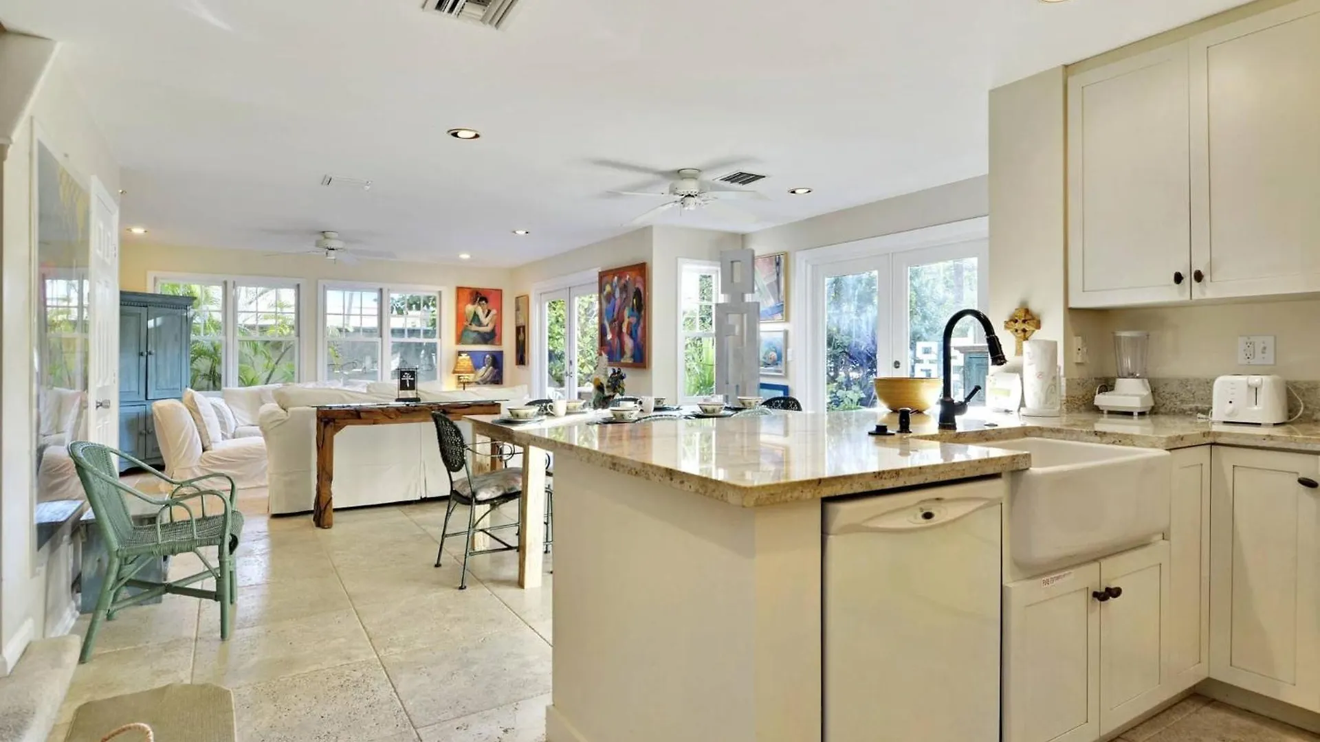 Artist Garden By Avantstay Great Location W Balcony Outdoor Dining Shared Pool Bbq Week Long Stays Key West