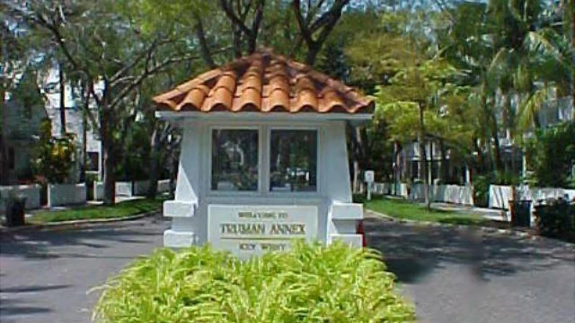Artist Garden By Avantstay Great Location W Balcony Outdoor Dining Shared Pool Bbq Week Long Stays Key West ABD