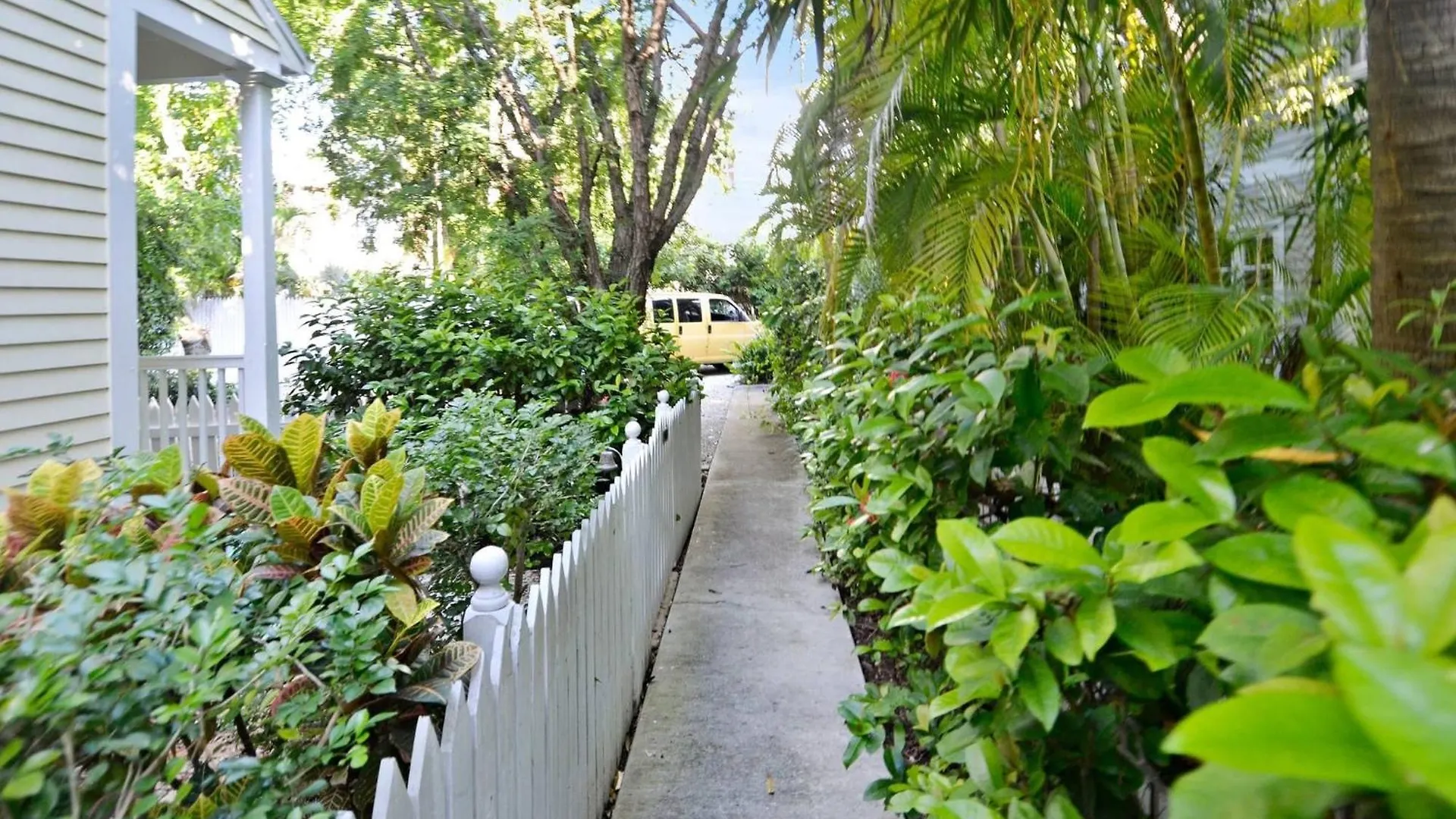 Artist Garden By Avantstay Great Location W Balcony Outdoor Dining Shared Pool Bbq Week Long Stays Key West 0*,