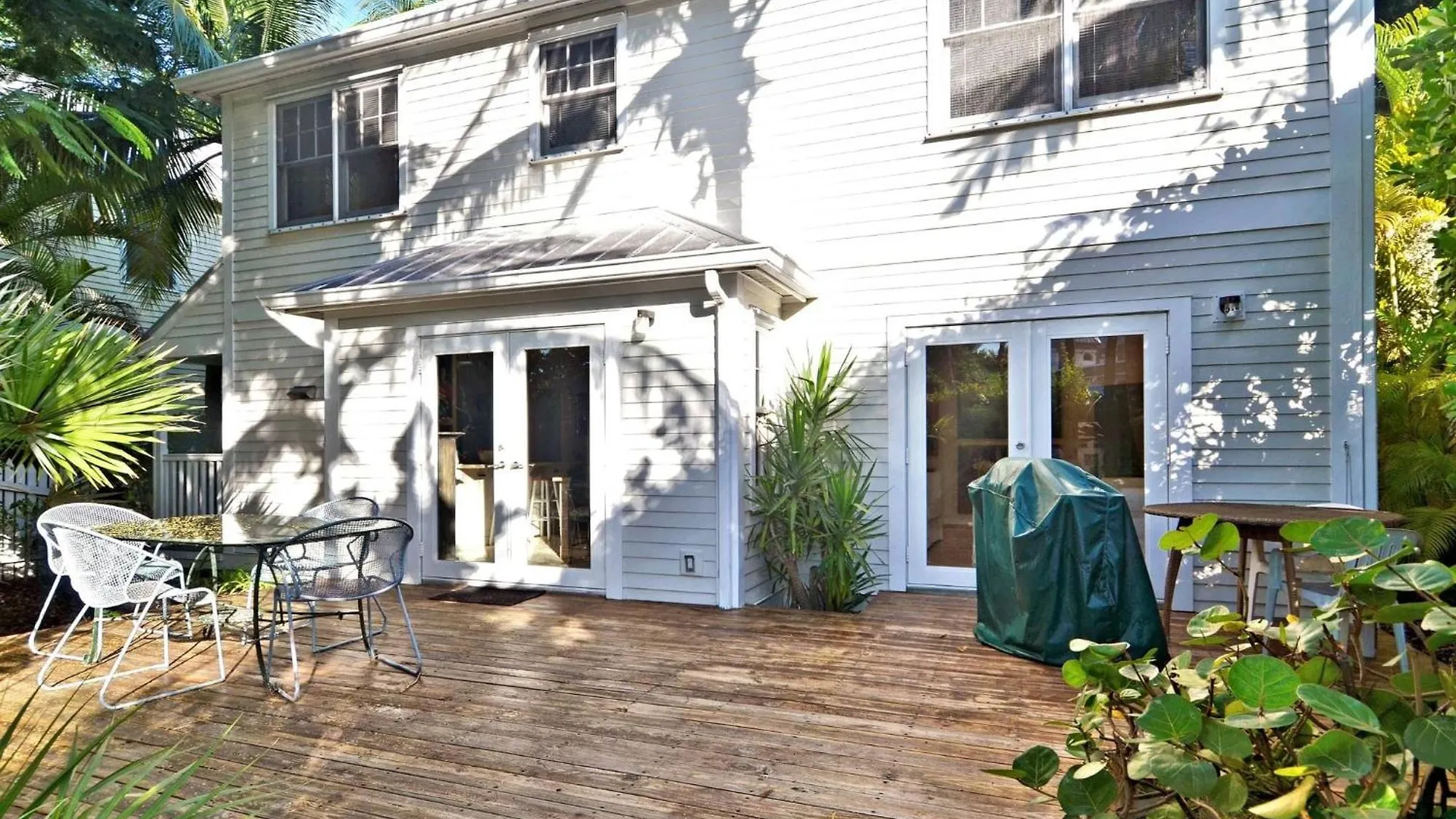 Artist Garden By Avantstay Great Location W Balcony Outdoor Dining Shared Pool Bbq Week Long Stays Key West