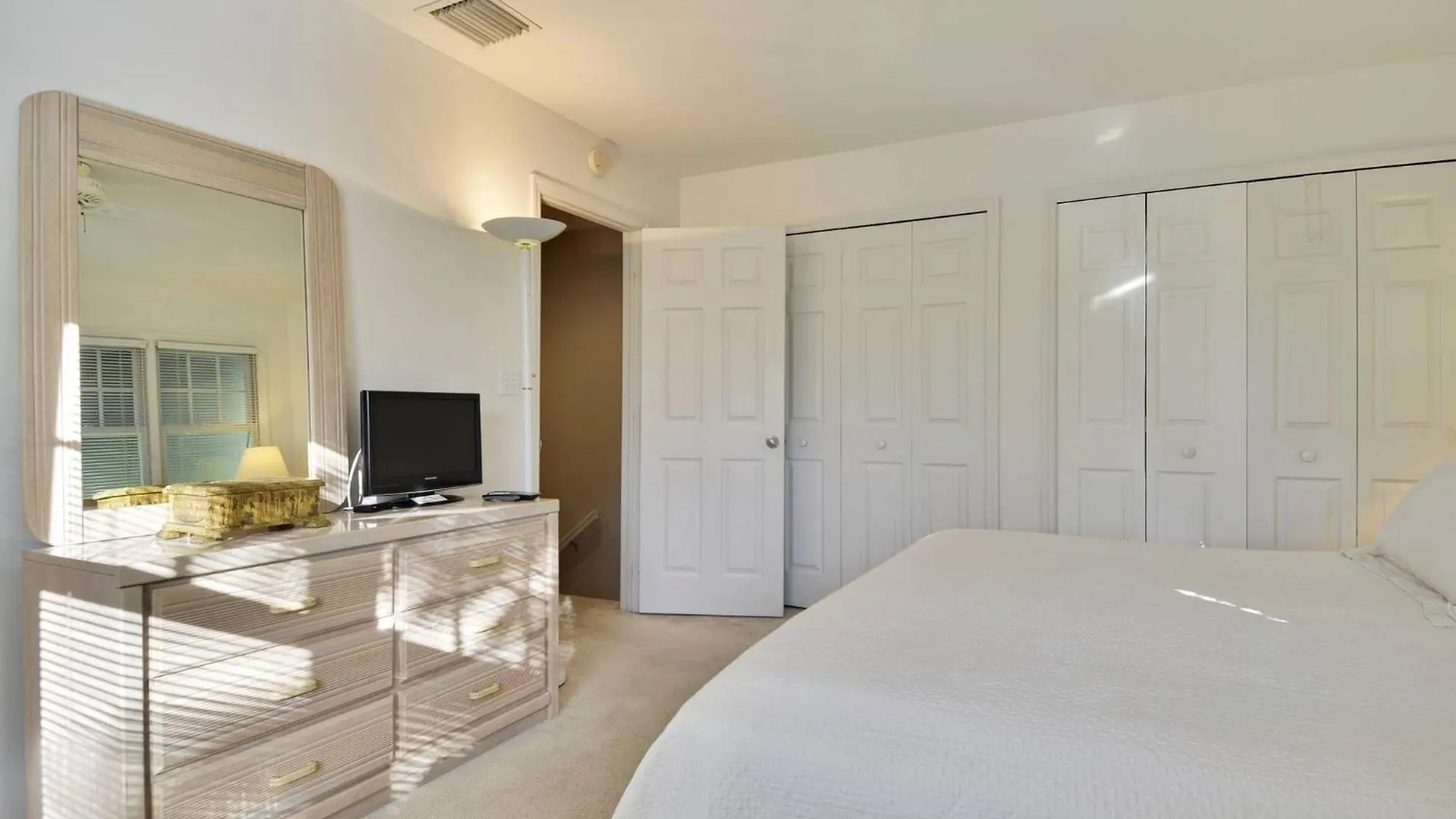Artist Garden By Avantstay Great Location W Balcony Outdoor Dining Shared Pool Bbq Week Long Stays Key West